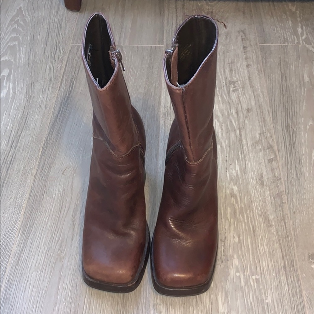 High heeled mid-shin brown boots